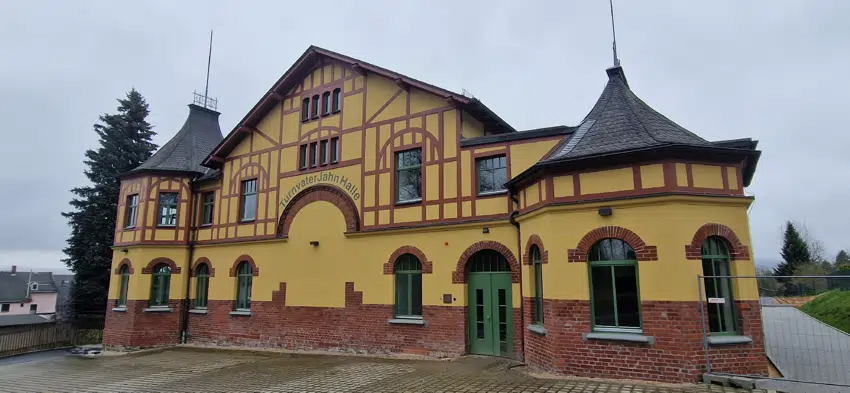 Außenansicht Turnvater-Jahn-Halle in Adorf